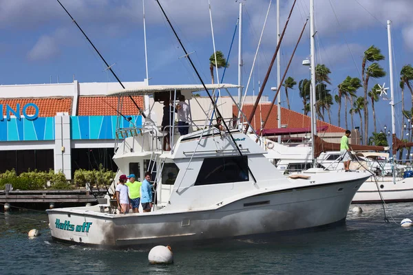 Oranjestad Aruba 2022年7月3日 Arubaのカリブ海の島 Oranjestad市内中心部のWind Creek Marinaのツアーから到着した漁船を停止する — ストック写真