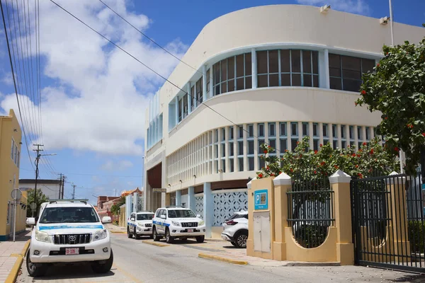 Oranjestad Aruba 2022年7月17日 アルバ島のダウンタウンのOranjestadにあるWilhelminastraatに沿ってAruba警察署と警察車の駐車場 — ストック写真
