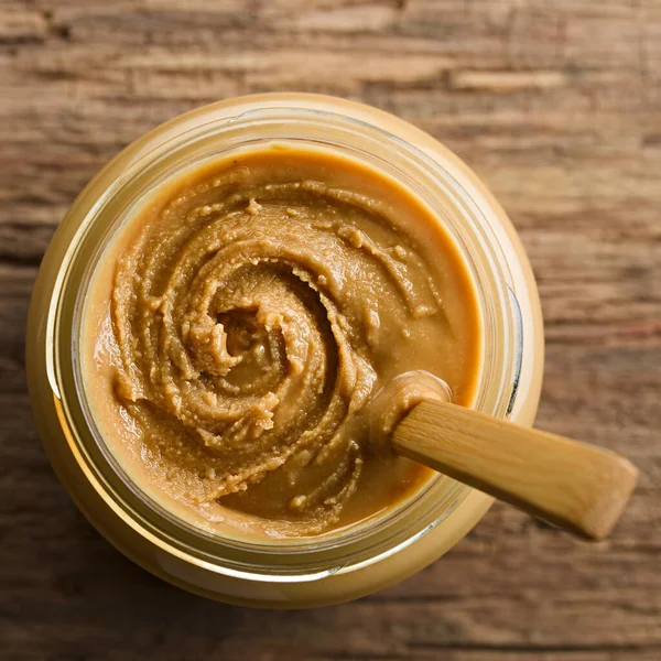 Cremoso Manteiga Amendoim Lisa Frasco Com Colher Madeira Fotografado Sobrecarga Imagens De Bancos De Imagens