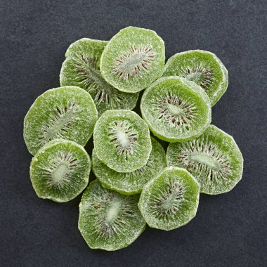 Kurutulmuş kivi meyvesi dilimleri tahtada fotoğraflandı.