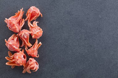 Kristalize edilmiş kırmızı amber çiçekleri başlığın üzerinde fotokopi alanı ile fotoğraflandı (Seçici Odaklanma)