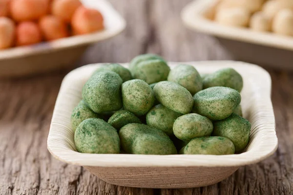 Green Japanese Style Crunchy Coated Peanuts Cracker Nuts Flavored Chives — Stock Photo, Image
