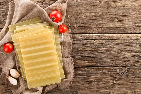 Droge Ongekookte Lasagne Pasta Vellen Gefotografeerd Boven Rustiek Hout Met — Stockfoto