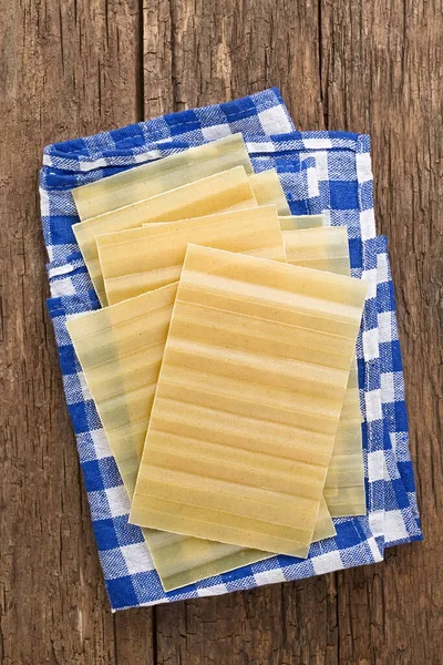 Trockene Ungekochte Lasagne Teigblätter Über Kopf Auf Rustikalem Holz Fotografiert — Stockfoto