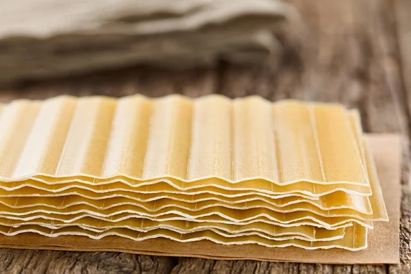 Trockene Ungekochte Lasagne Teigblätter Fotografiert Auf Holztisch Selektiver Fokus Fokus — Stockfoto