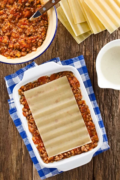 Förbereda Lasagna Rektangulär Gryta Dish Lasagne Pasta Blad Ovanpå Ragu Royaltyfria Stockbilder