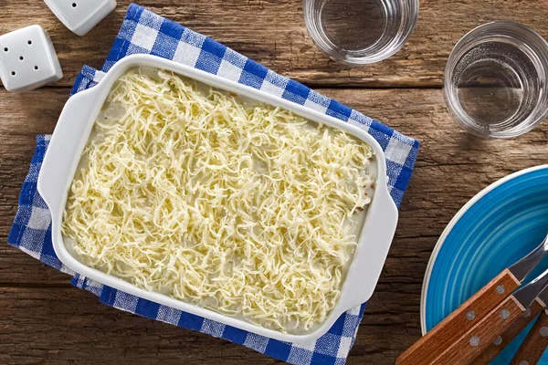 Ongebakken Zelfgemaakte Lasagne Ovenschotel Schotel Met Geraspte Kaas Witte Bechamelsaus Stockafbeelding