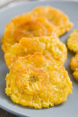 Tostonlar veya patatesler, kızarmış muz dilimleri tipik ve geleneksel bir Latin Amerika aperatifi ve eşlik eden