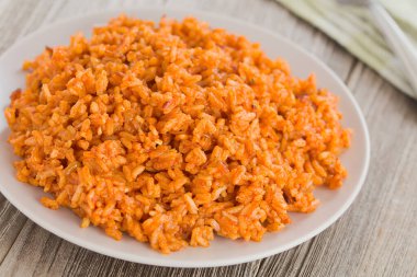 Geleneksel bir Meksika mezesi olan soğan, sarımsak ve domates veya sosla yapılan ev yapımı Meksika pilavı veya Arroz rojo tabakta servis edilir (Seçici Odaklanma, görüntünün ortasına odaklan)