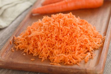 Tahtada taze rendelenmiş havuç (Seçici Odaklanma, görüntünün ortasına odaklan)