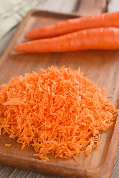 Tahtada taze rendelenmiş havuç (Seçici Odaklanma, görüntünün üçte birine odaklan)