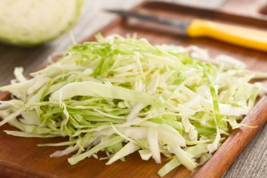 Tahta kesim tahtasındaki çiğ beyaz lahana (Seçici Odaklanma, görüntünün ortasına odaklan)