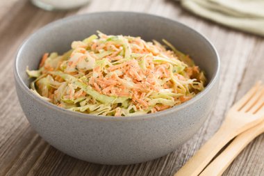 Taze ev yapımı lahana salatası doğranmış beyaz lahana, rendelenmiş havuç ve mayonez kasede servis edilir (Seçici Odak, görüntünün ortasına odaklan)