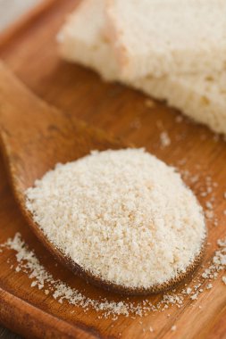 Tahta kaşık üzerinde ev yapımı çıtır çıtır ekmek kırıntıları (Seçici Odaklanma, görüntünün üçte birine odaklan)