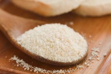 Tahta kaşık üzerinde ev yapımı çıtır çıtır ekmek kırıntıları (Seçici Odaklanma, görüntünün üçte birine odaklan)