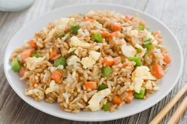 Ev yapımı vejetaryen pilavı soğan, beyaz lahana, havuç, yeşil biber, soya sosu, istiridye sosu, susam yağı ve çırpılmış yumurta (Seçici Odak, resmin ortasına odaklan)