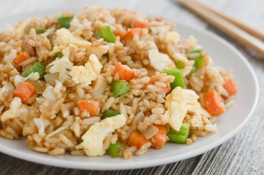 Ev yapımı vejetaryen pilavı soğan, beyaz lahana, havuç, yeşil biber, soya sosu, istiridye sosu, susam yağı ve çırpılmış yumurta (Seçici Odak, resmin ortasına odaklan)