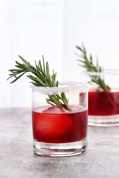 你度假时需要的是红宝石红石榴的帕洛玛鸡尾酒 更新有机素食酒精饮品 — 图库照片