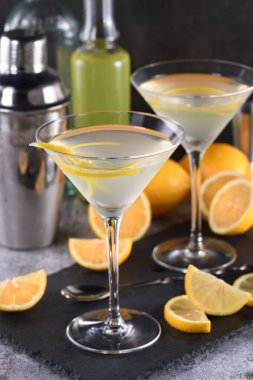 Lezzetli limonlu martini kokteyl için sofistike bir kıvrım sunar. Bu hafif ve tuzlu favori votka, portakal likörü, taze limon suyu ve lezzeti birleştirir..