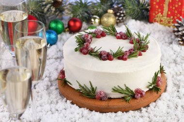 Kırmızı Kadife Kek, beyaz tereyağlı ve Noel çelengi ve biberiye ile süslenmiş geleneksel kırmızı çikolatalı pastadır..