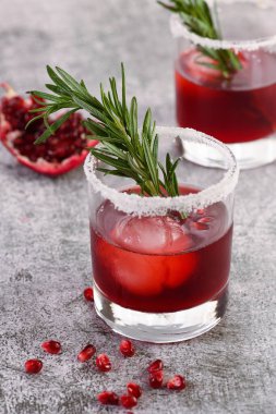 Tatil için ihtiyacın olan şey yakut kırmızısı nar ve paloma kokteyli! Parlak, neşeli, tatlı, şen şakrak. Organik vejetaryen alkollü içecek..