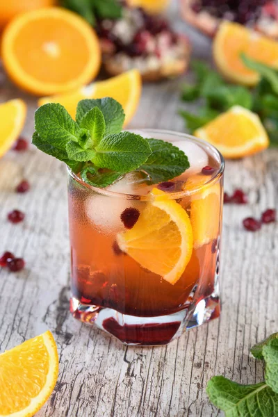 Der Cocktail Besteht Aus Granatapfel Und Orangensaft Mit Tequila Oder — Stockfoto
