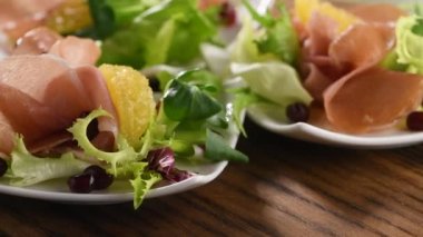 Portakal ve nar karışımından yapılmış jambonlu aperatif porsiyon..