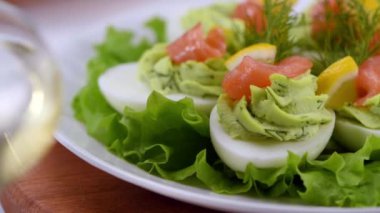 Avokado, somon ve limonla doldurulmuş yumurta. Tatil masanız için mükemmel bir aperatif..