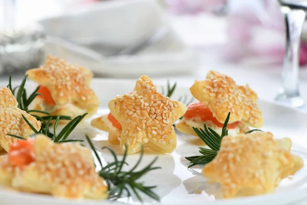 연어와 부드러운 치즈로 모양의 페이스트리의 식욕을 돋우는 음식이었다 식탁에 식욕좋은 — 스톡 사진