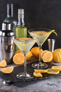 Lezzetli limonlu martini kokteyl için sofistike bir kıvrım sunar. Bu hafif ve tuzlu favori votka, portakal likörü, taze limon suyu ve lezzeti birleştirir..
