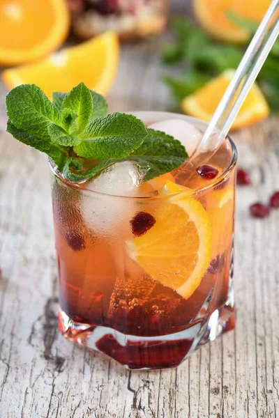 Der Cocktail Besteht Aus Granatapfel Und Orangensaft Mit Tequila Oder — Stockfoto