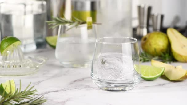 Προετοιμασία Του Gin Cocktail Lime Δεντρολίβανο Ώριμο Αχλάδι Και Τόνικ — Αρχείο Βίντεο