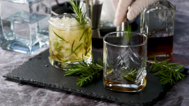 Rosemary Vodka Cocktail Bestaat Uit Ahornsiroop Met Een Kleine Hoeveelheid — Stockvideo