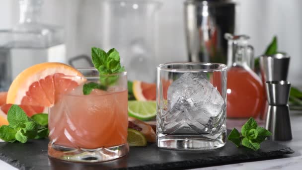 Probieren Sie Den Erfrischenden Paloma Organic Grapefruit Tequila Cocktail Und — Stockvideo