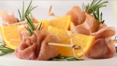 Kurutulmuş domates ve mozzarella ile doldurulmuş pastırma paketleri. Kutlama yemeğinde sunulan yaratıcı bir aperatif.