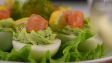 Avokado, somon ve limonla doldurulmuş yumurta. Tatil masanız için mükemmel bir aperatif..