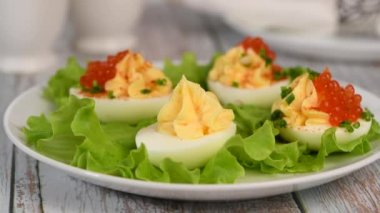Doldurulmuş yumurtasız ne güzel bir masa, kırmızı biber ve kırmızı havyar formuna ilginçlik ekle, ve aperatifin yeni bir tat ile ışıldayacak. Doldurulmuş yumurta pişirmeyi..