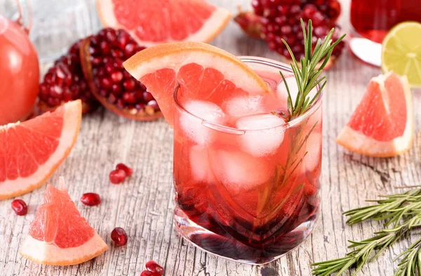 Sweet, tart pomegranate gin and tonic, a simple cocktail made with gin, tonic and pomegranate juice. Ideal for holiday celebrations