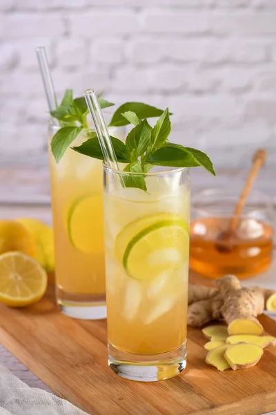 难以置信的薰衣草柠檬水它的甜和调味与自制薰衣草蜂蜜糖浆 使它更加健康和美味 更新有机非酒精鸡尾酒 — 图库照片