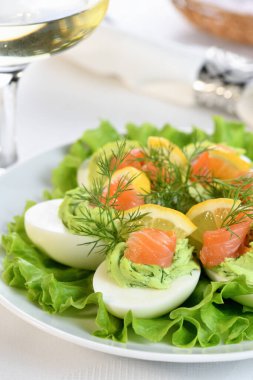 Avokado, somon ve limonla doldurulmuş yumurta. Tatil masanız için mükemmel bir aperatif..