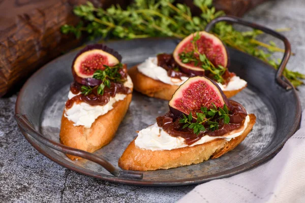 Canape Crostini Toasted Baguette Cream Cheese Onion Jam Figs Fresh — 스톡 사진