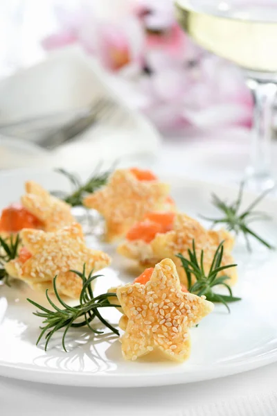 节日的开胃菜是一种星形的松饼 里面塞满了鲑鱼和软奶酪 完美的开胃菜为您的假日餐桌 — 图库照片