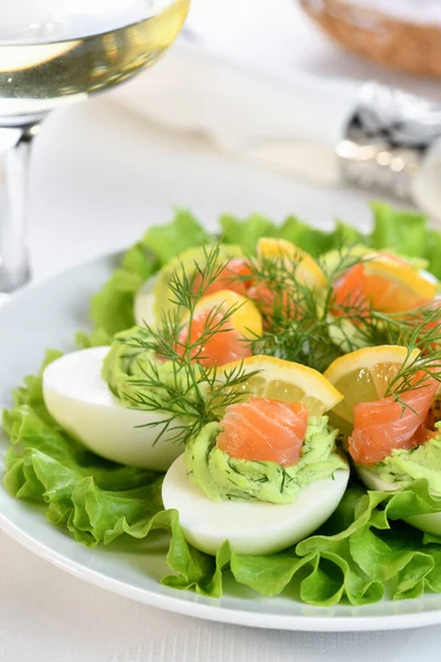 Αυγά Γεμιστά Αβοκάντο Σολομό Και Λεμόνι Τέλειο Ορεκτικό Για Τραπέζι — Φωτογραφία Αρχείου