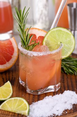 Kokteyl Pembe Paloma, taze sıkılmış kırmızı greyfurt, limon, gümüş tekila suyundan hazırlandı. Organik kokteyl tazeleniyor. 