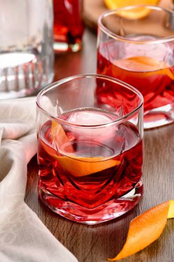 Eşit miktarda Campari, cin ve tatlı vermuttan yapılmış ve portakal suyuyla süslenmiş klasik bir negroni. Yemekten önce mükemmel aperatif.