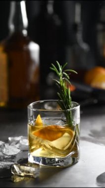 Kokteyl eski moda Negroni. Viskinin astrinatifliği şeker ile dengelenir ve bitkisel tentür ve sigara biberiyesi tat ve orijinal notalar ekler. Buz ve portakalla servis edilir.