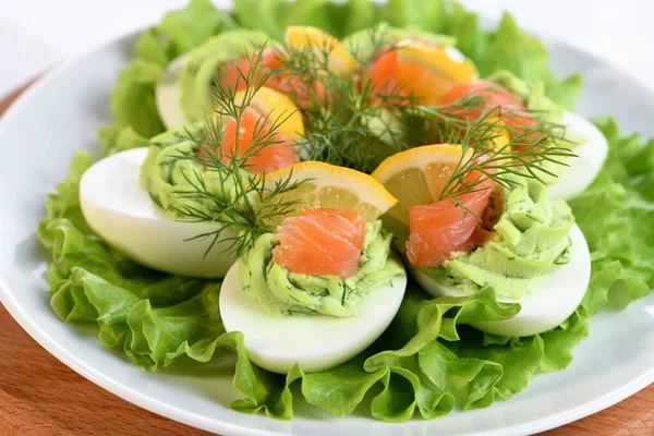 Eier Gefüllt Mit Avocado Lachs Und Zitrone Die Perfekte Vorspeise — Stockfoto