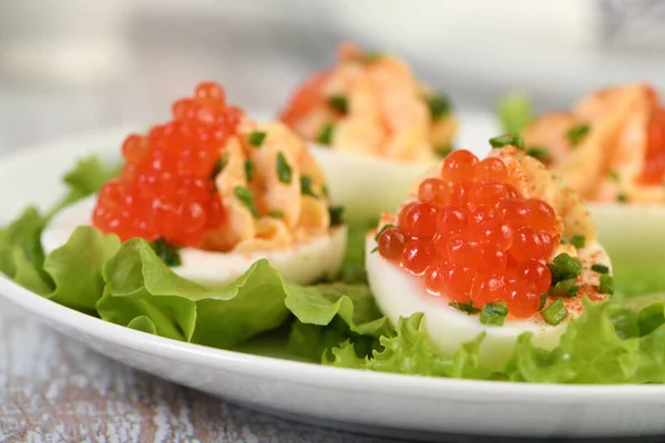 연어캐 비어를 곁들인 계란은 인기있는 식욕을 돋우는 식품이다 장식되고 솜씨를 — 스톡 사진