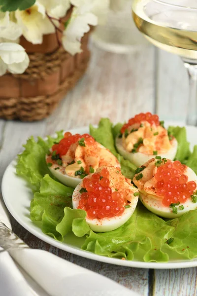 装鲑鱼鱼子酱的鸡蛋在任何场合都是受欢迎的开胃菜 它们装饰华丽 经验丰富 在宴会上总是一个漂亮的开胃菜 — 图库照片