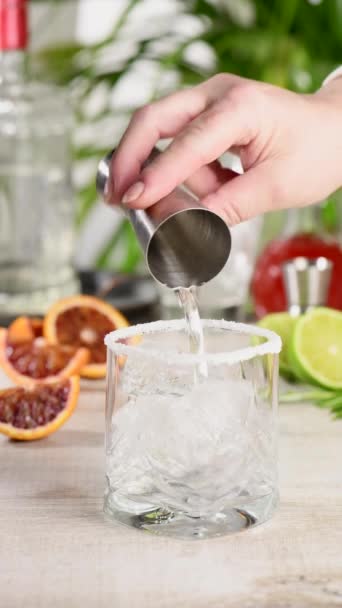 Preparazione Cocktail Tequila Lime Fresco Rosmarino Con Succo Arancia Rosso — Video Stock